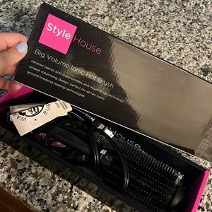 Big volume iconic hot brush